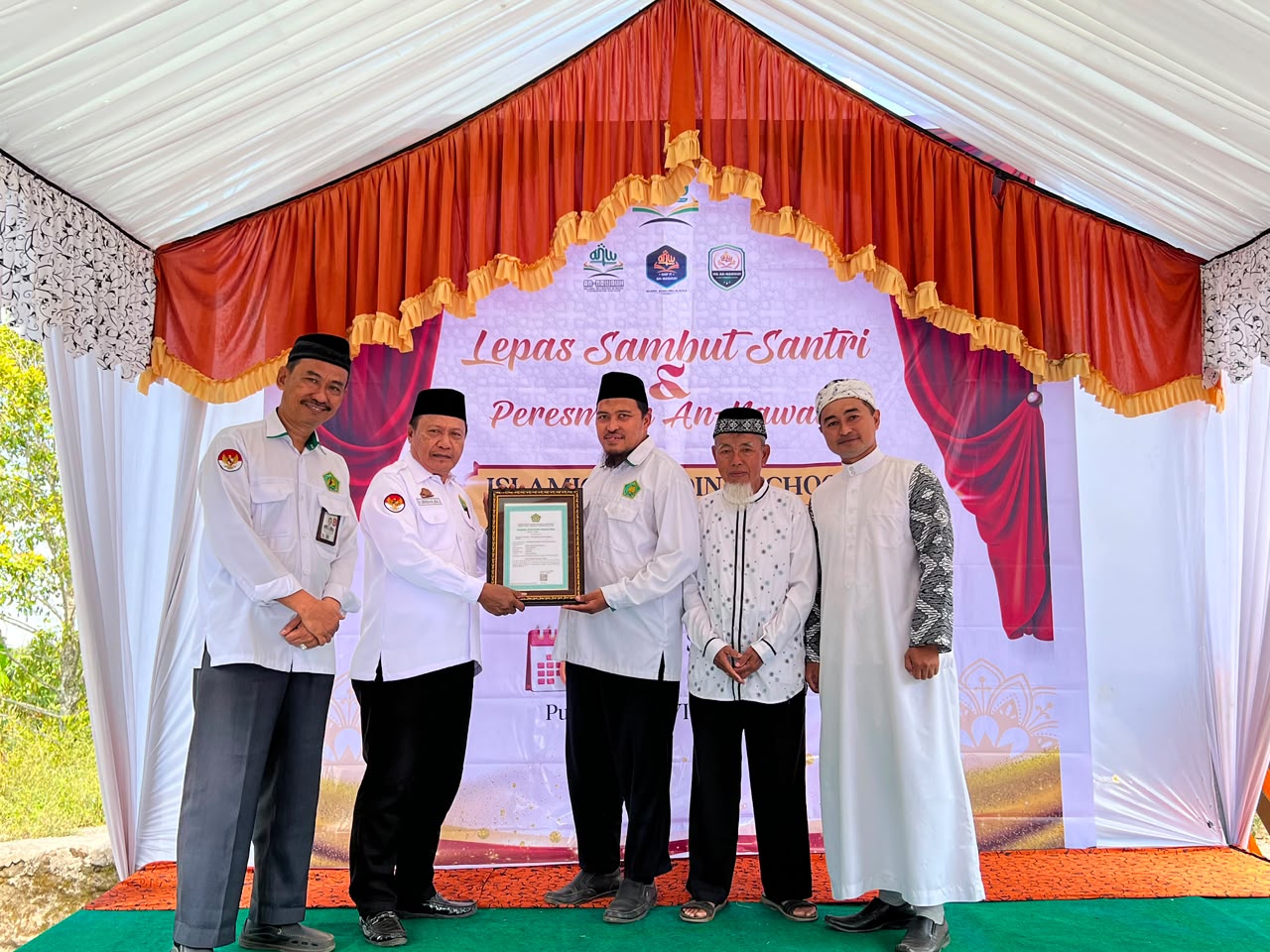 Kemenag Bantaeng Serahkan Sertifikat Izin Operasional kepada An-Nawawi Islamic Boarding School Pa’Bumbungang